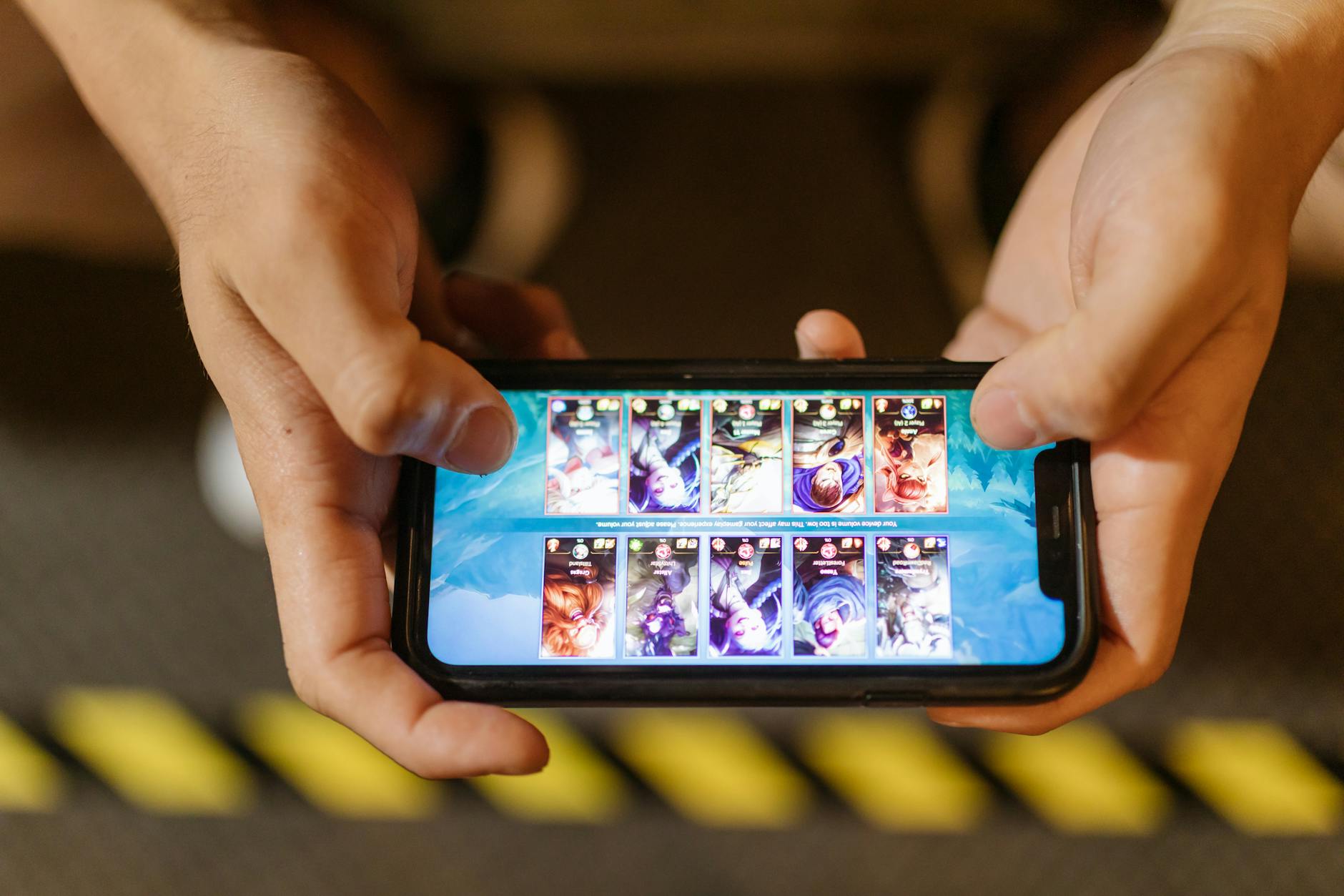 Người dùng thao tác chơi game bài trực tuyến trên điện thoại